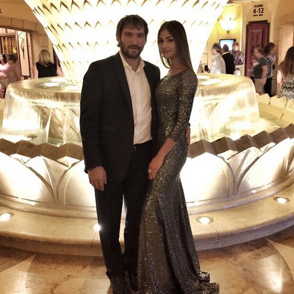 Els tan esperats casaments d’estrelles russes: la bella Anastasia Shubskaya va guanyar el cor de la jugadora d’hoquei i ex-coronel Alexander Ovechkin